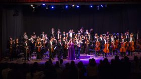 LA ORQUESTA FILARMÓNICA DE SANTA CRUZ SE PRESENTÓ ESTE FIN SE SEMANA CON DOS INVITADOS DE LUJO: LA PIANISTA MARIANELA APARICIO Y EL DIRECTOR RUBÉN SILVA DE POLONIA.